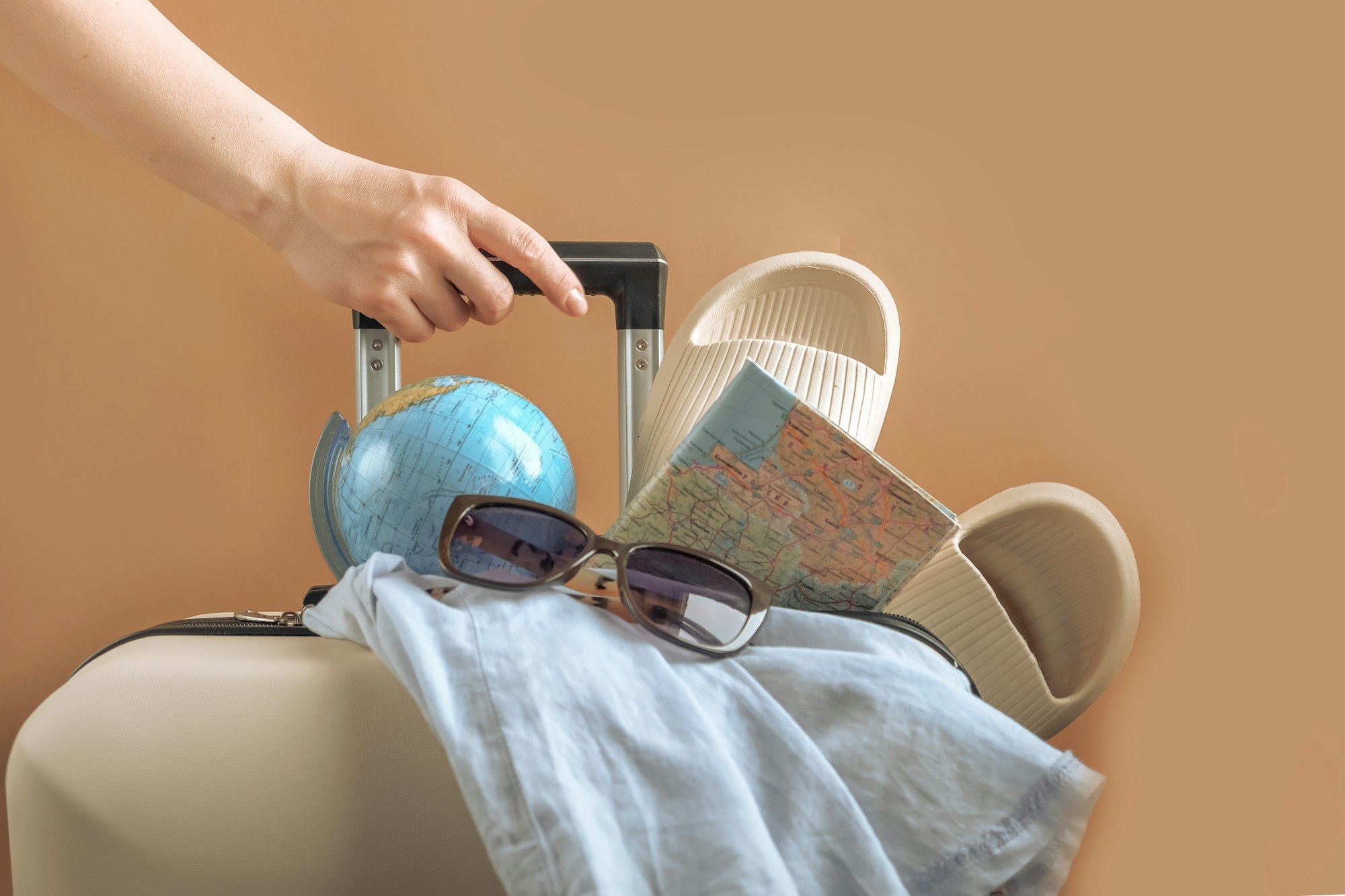 Cómo Diseñar Un Sitio Web Turístico 1 Trips. picking suitcase, things for tourism. Rest in a road trip. Tourism and travel accessories