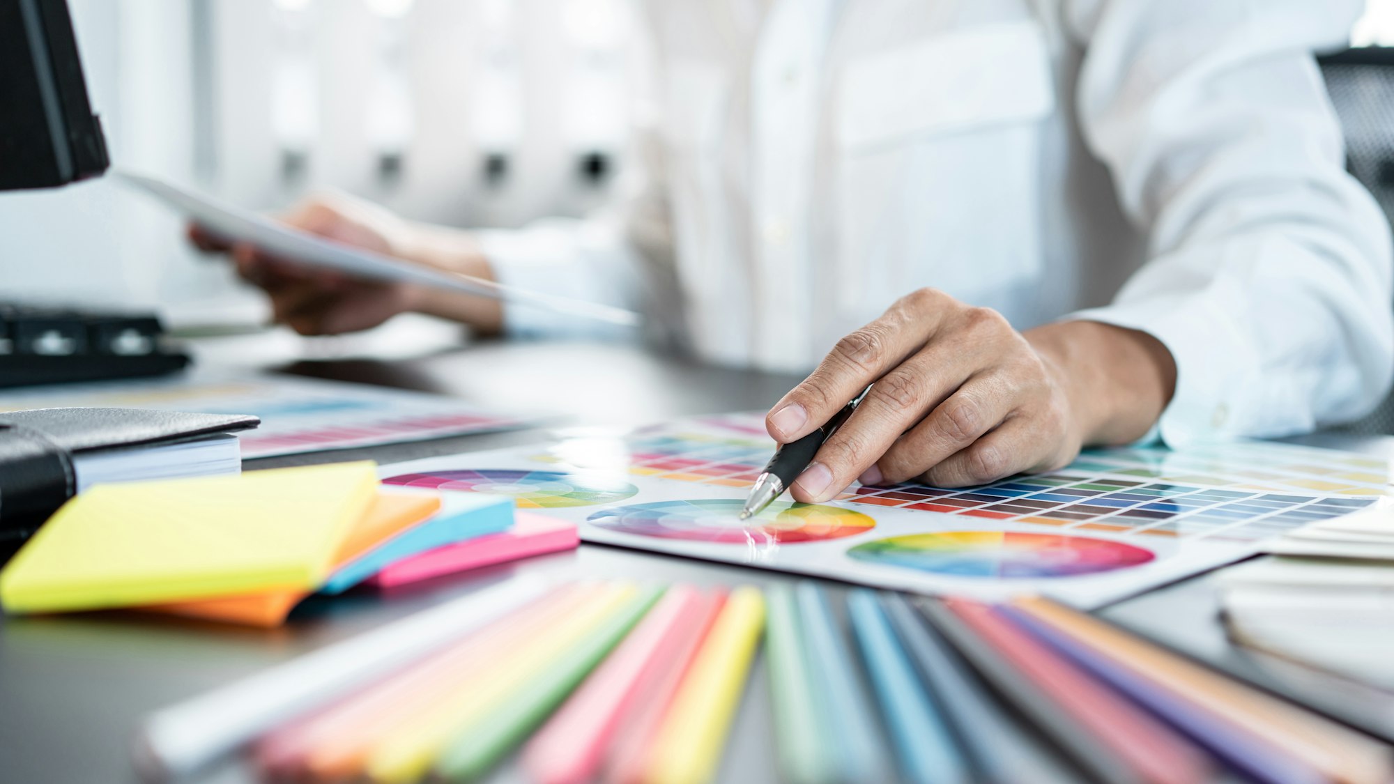 Consejos Para Diseñar Un Sitio Web Para Un Fotógrafo 2 Young creative graphic designer working on color selection and d